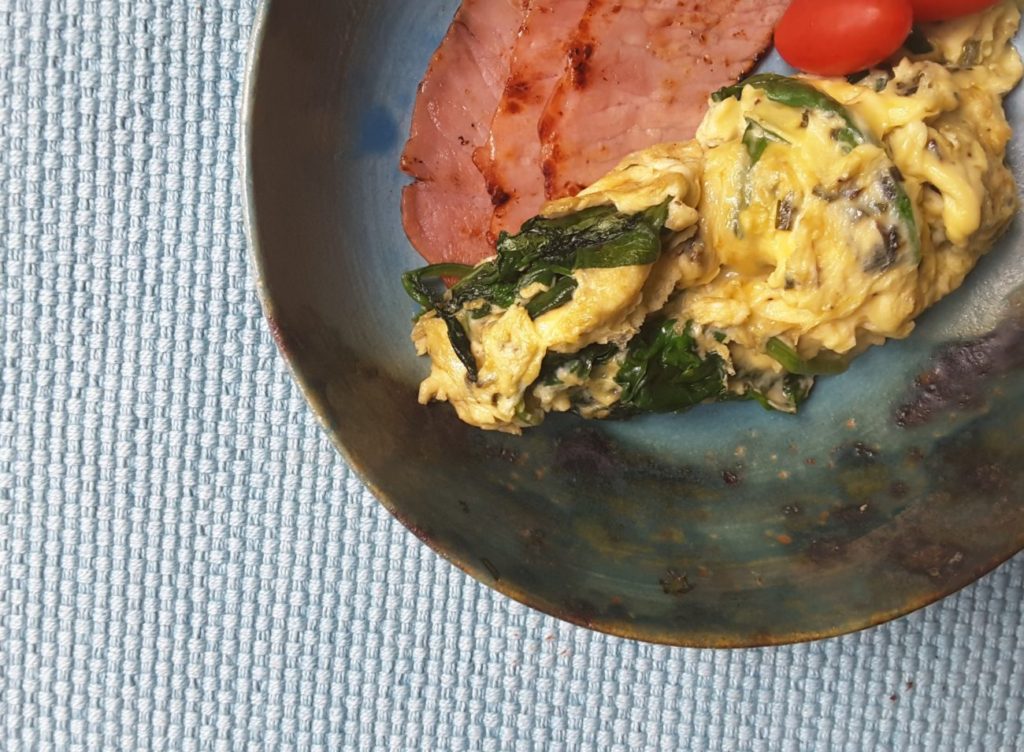 Scrambled Eggs with Cheese and Spinach | KETohh | Low Carb & Keto