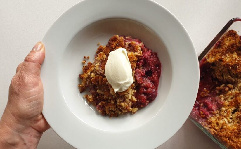 Keto Rhubarb Berry Crumble, KETohh