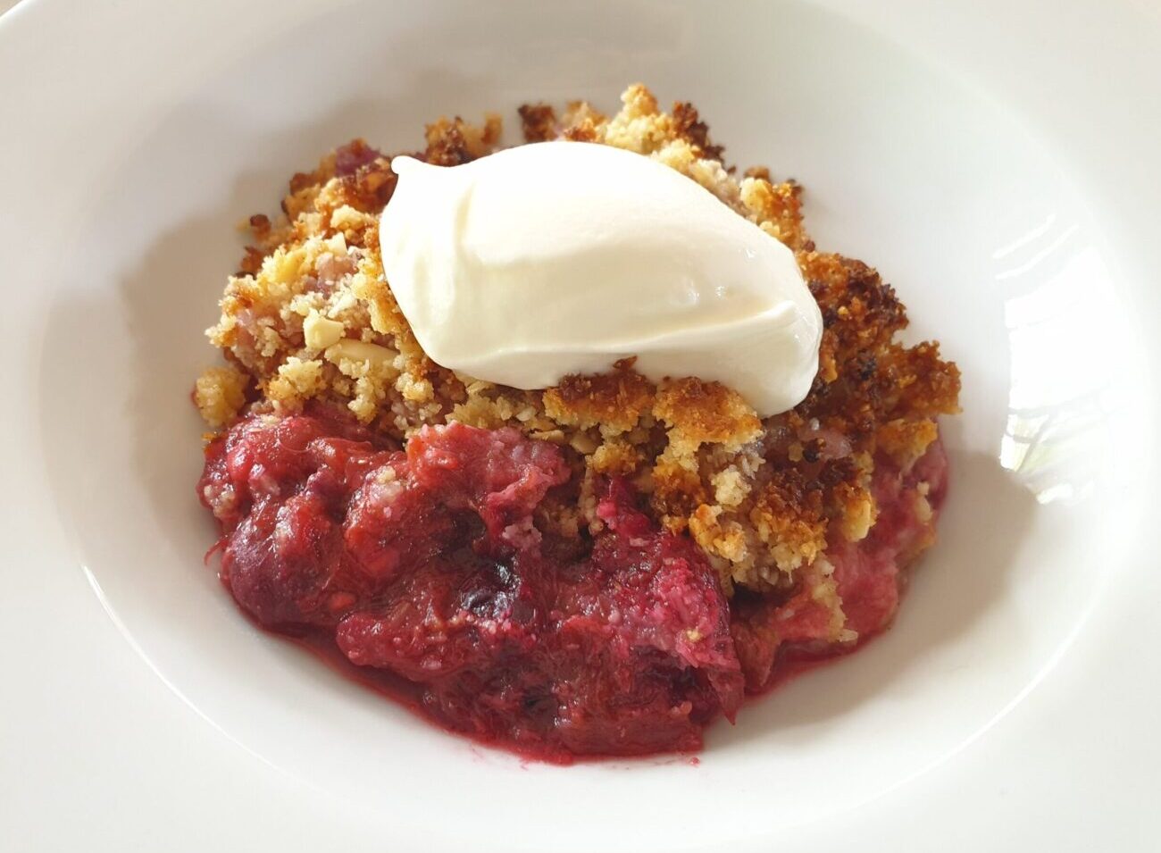 Keto Rhubarb Berry Crumble, KETohh