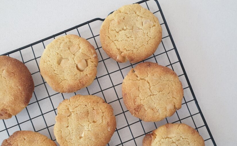 Keto White Chocolate Macadamia Cookies