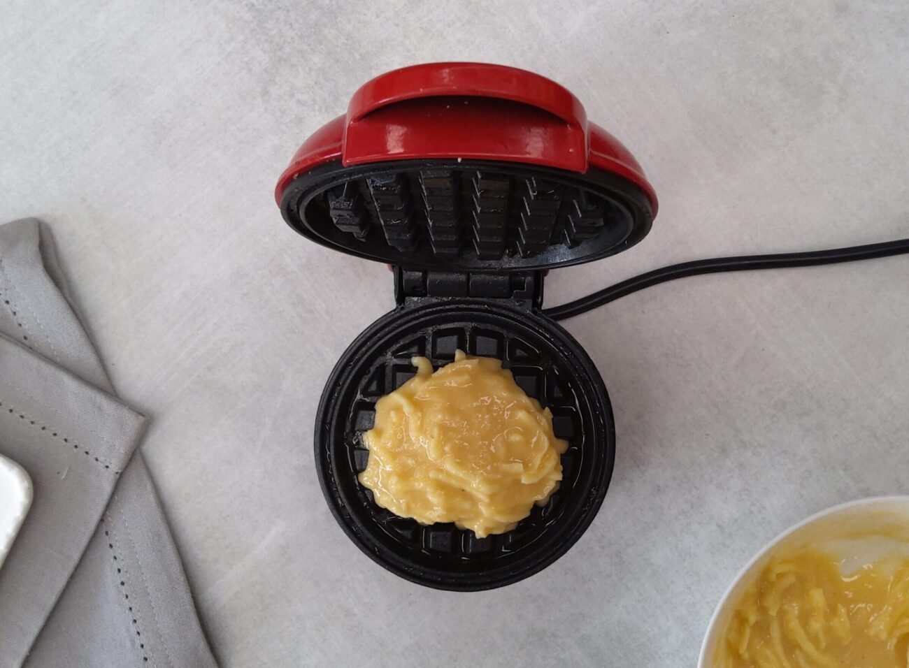 HOW TO MAKE THE PERFECT CHAFFLE / EGG WAFFLES / USING THE DASH MINI WAFFLE  MAKER 